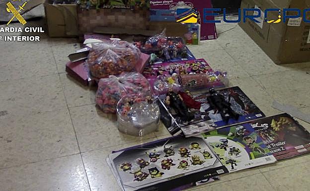 Juguetes de un establecimiento incautados por la Benemérita.