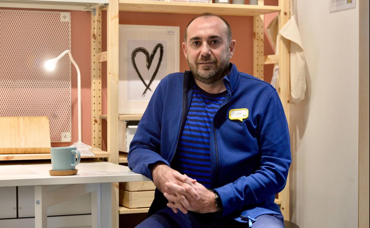 Daniel Molina Olias, nuevo director de Ikea en Murcia, sentado en uno de los espacios expositivos en la tienda. 