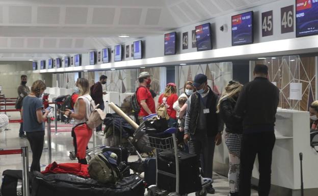 Turistas españoles, este domingo, en el aeropuerto de Casablanca.