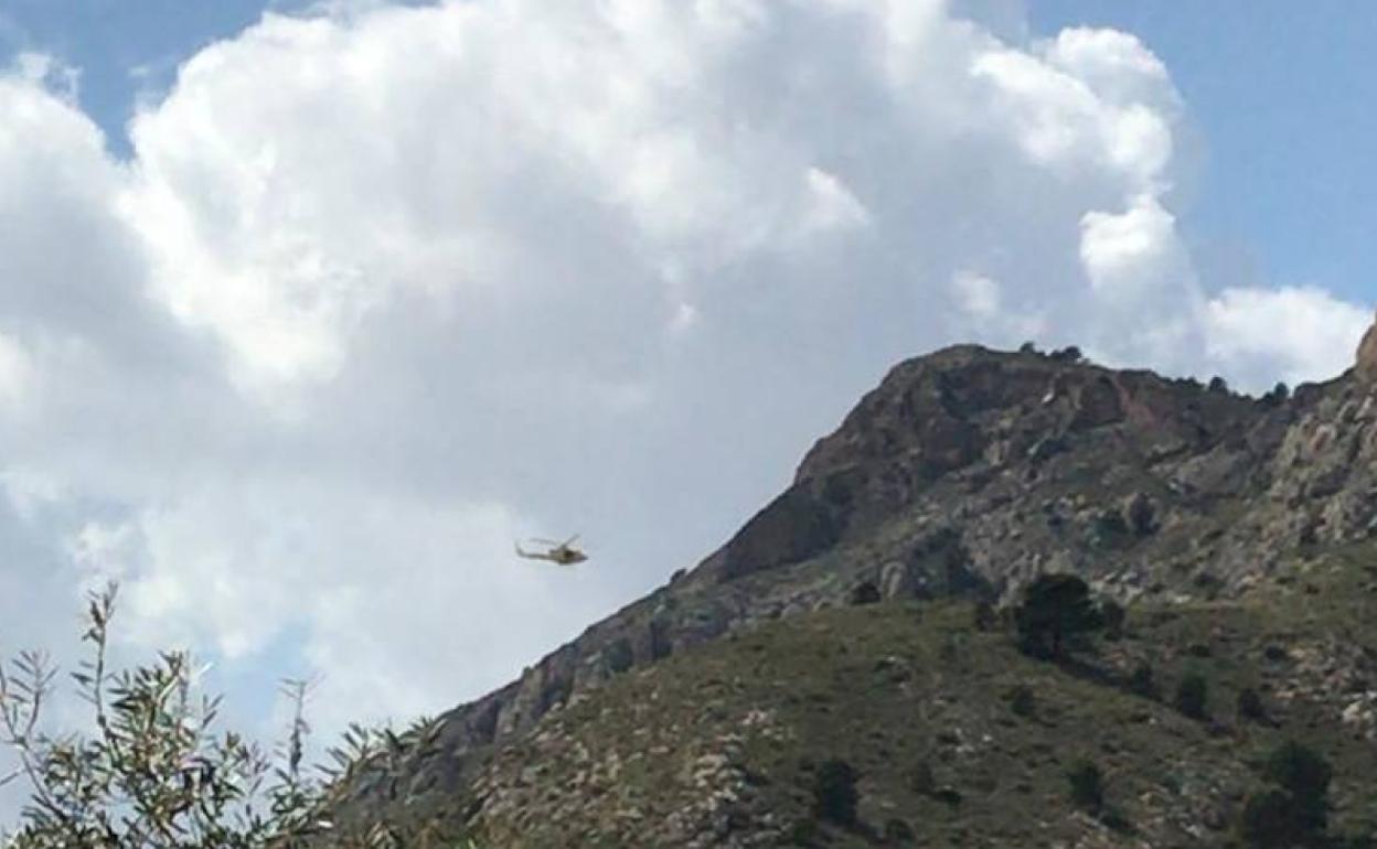 Un helicóptero se dirige al lugar del accidente para rescatar a la escaladora.