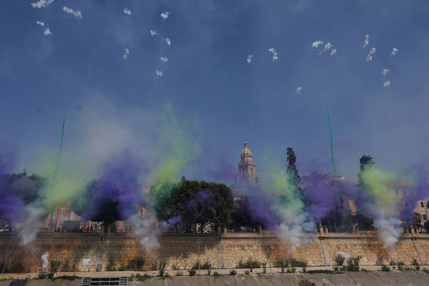 Fotos: La &#039;tronaera&#039; huertana cubre de color el cielo de Murcia