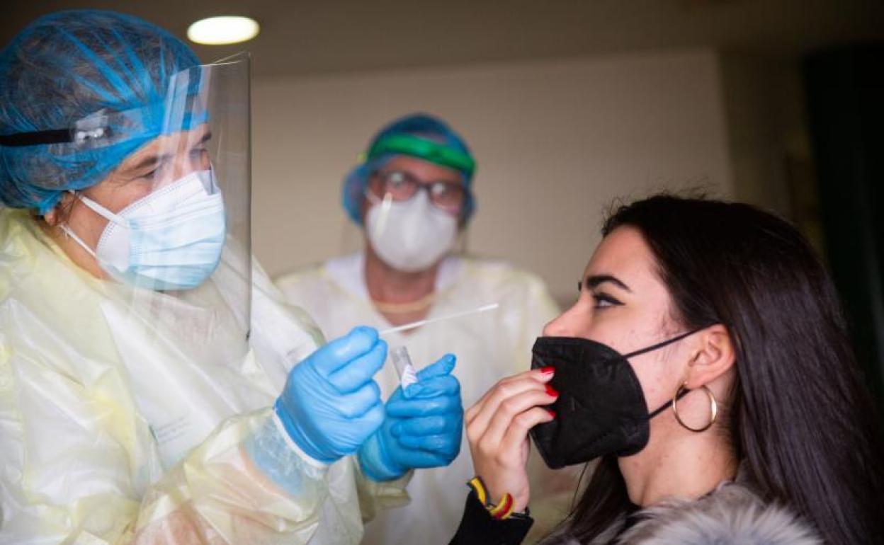 Una mujer se somete a una prueba de antígenos en un dispositivo de cribado masivo instalado en el centro de salud de Ciudad Jardín, en Badajoz, Extremadura (España) 