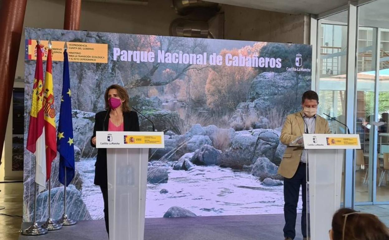 Teresa Ribera y Emiliano García-Page, esta tarde en el Parque Nacional de Cabañeros (Ciudad Real). 
