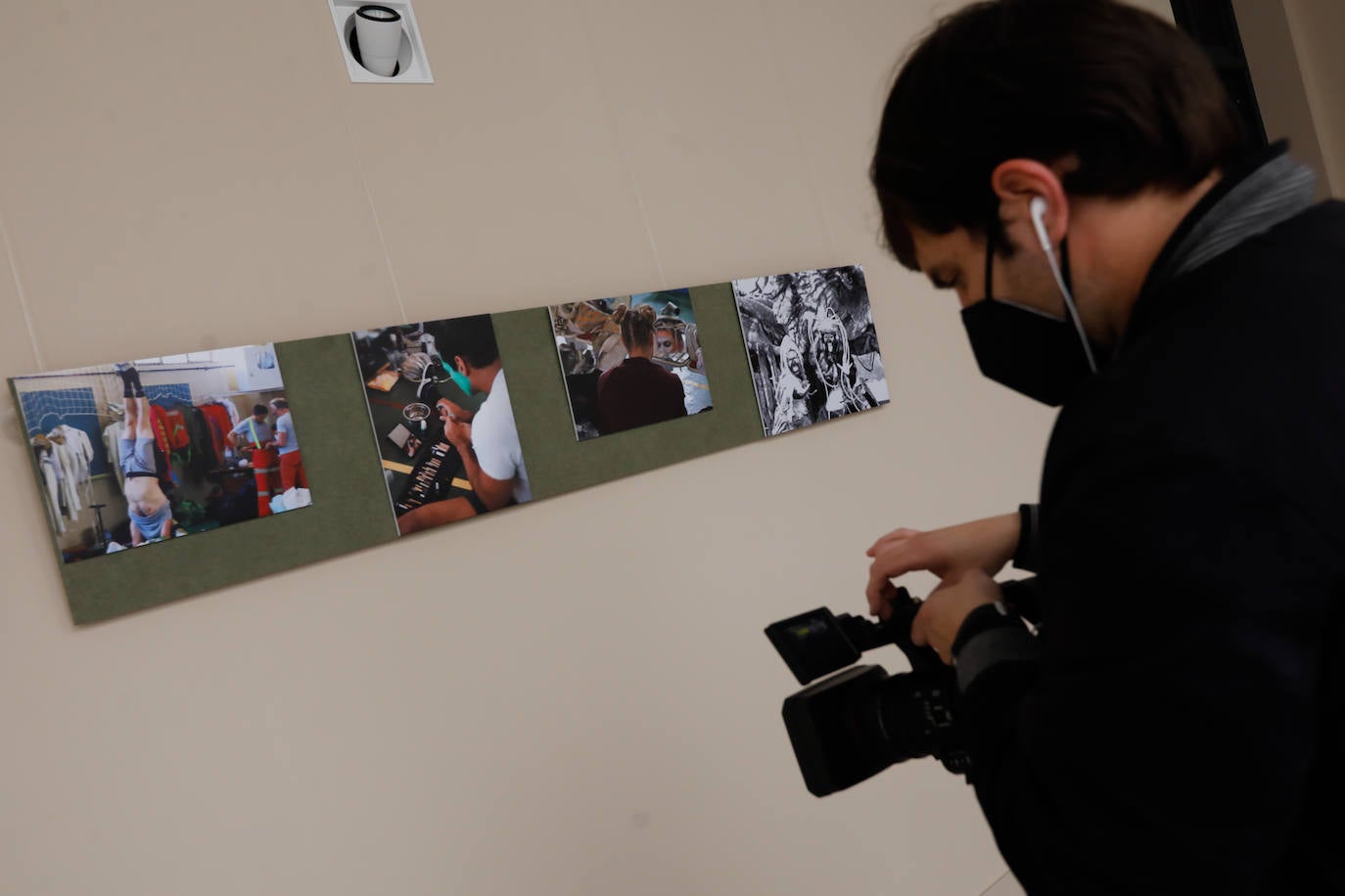 Fotos: Una exposición de fotos muestra la cara más desconocida del desfile del Entierro de la Sardina