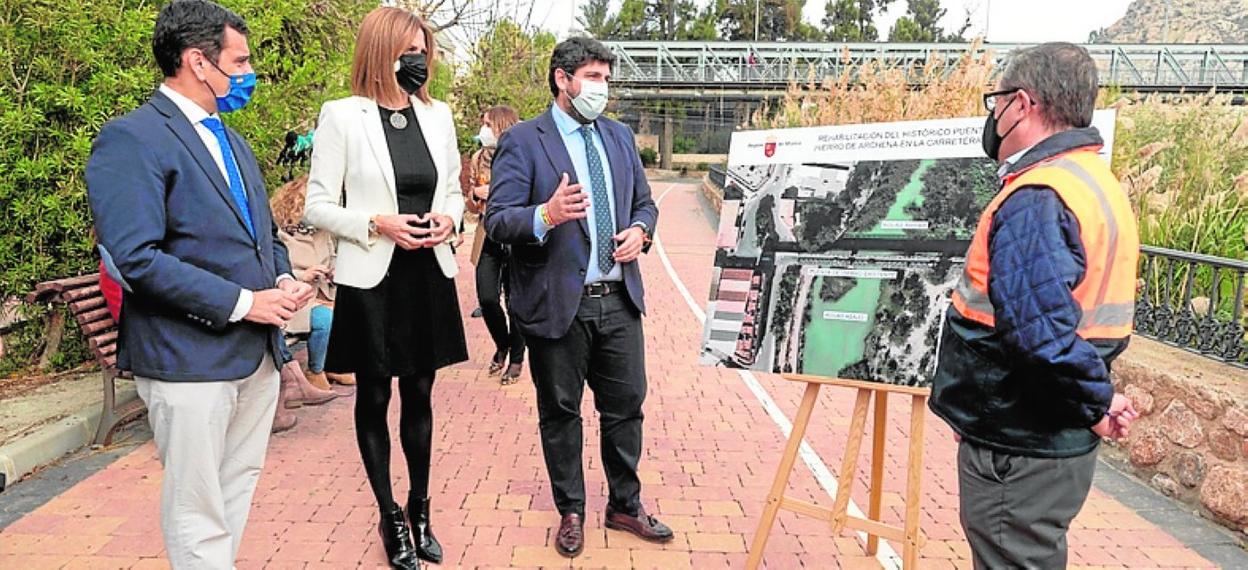 Díez de Revenga, Patricia Fernández y López Miras, ayer en Archena.