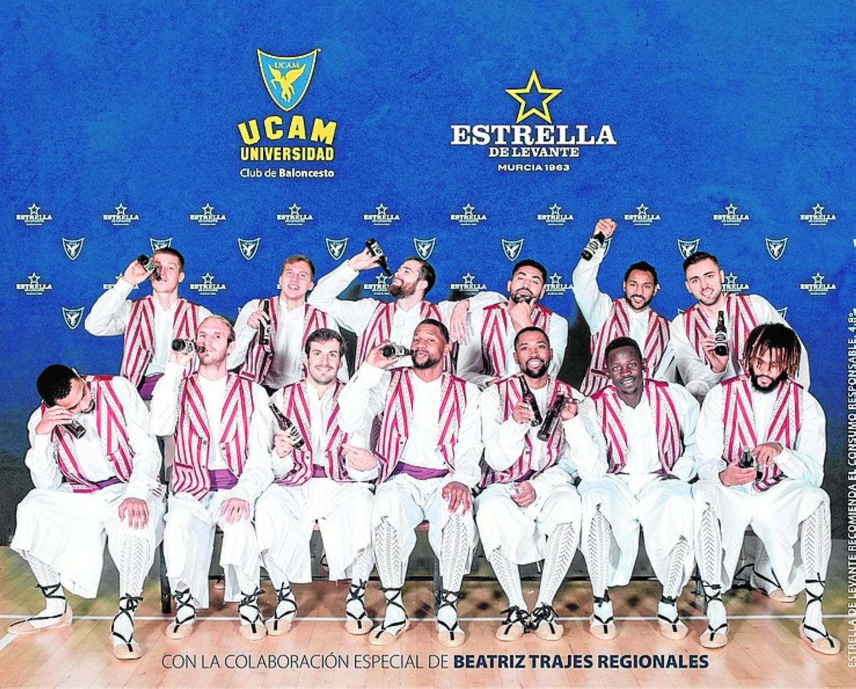 La plantilla del UCAM CB posa con el traje huertano. 