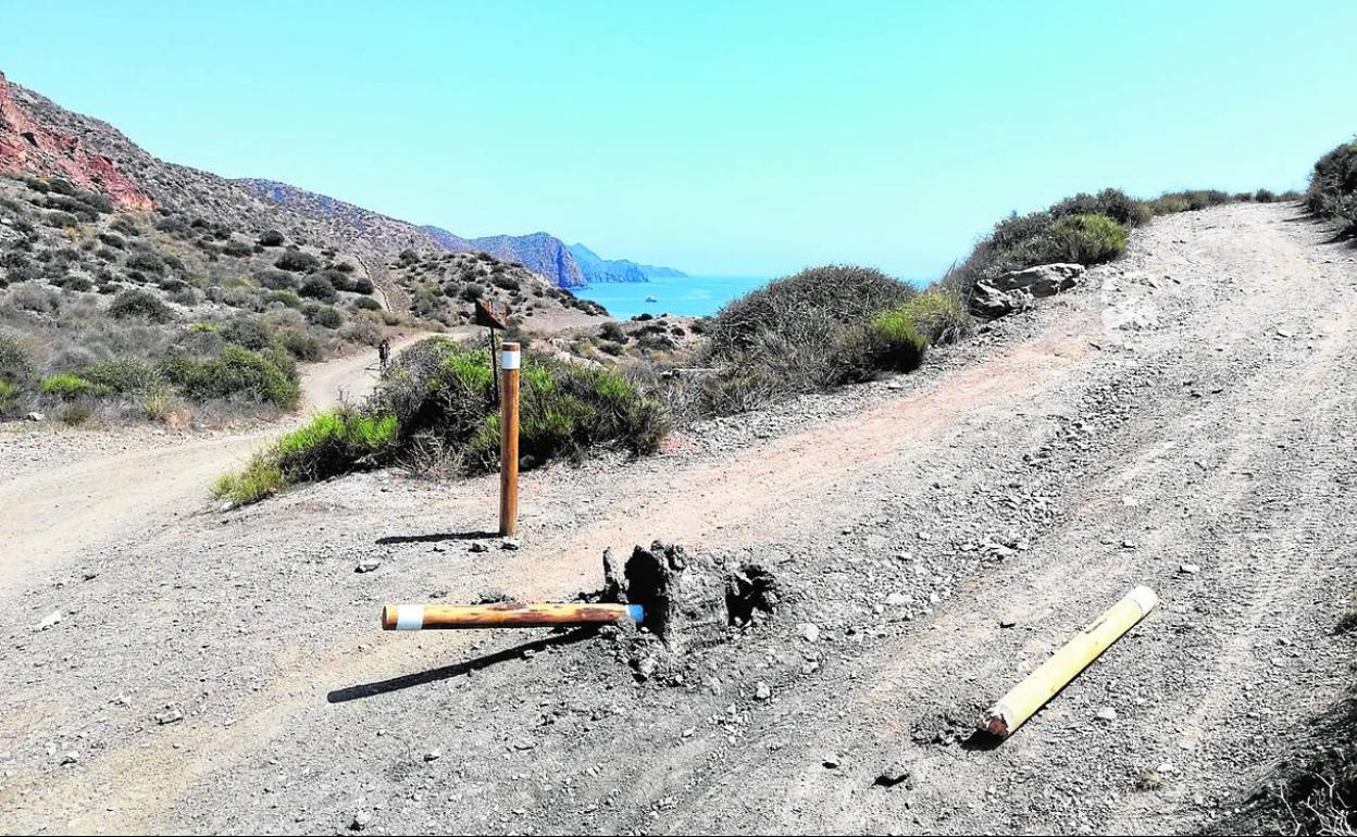 Bolardos derribados en el camino de acceso al cuartel de Ciscar, en la costa lorquina. 
