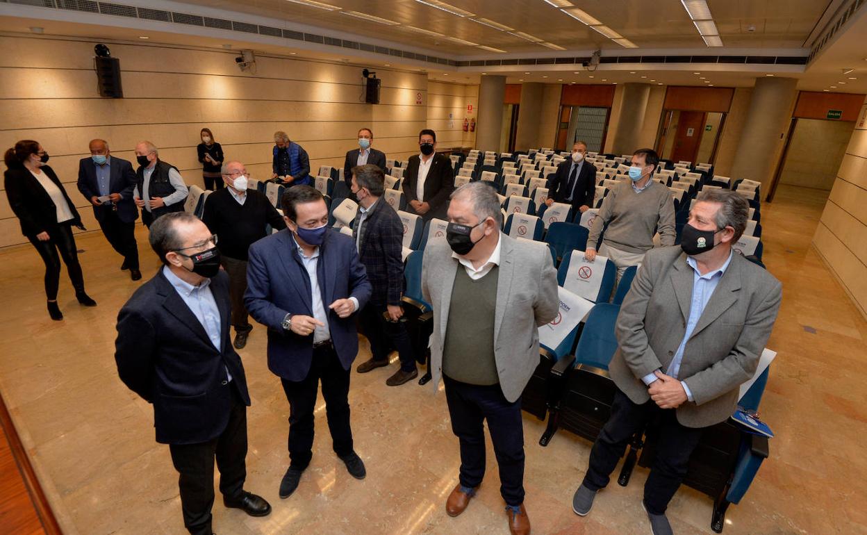 Reunión de los miembros de la Mesa del Agua de la Región.