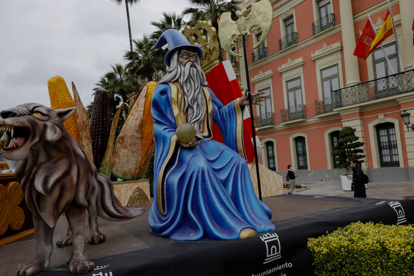 Fotos: A falta de desfiles, los símbolos del Entierro toman las calles de Murcia