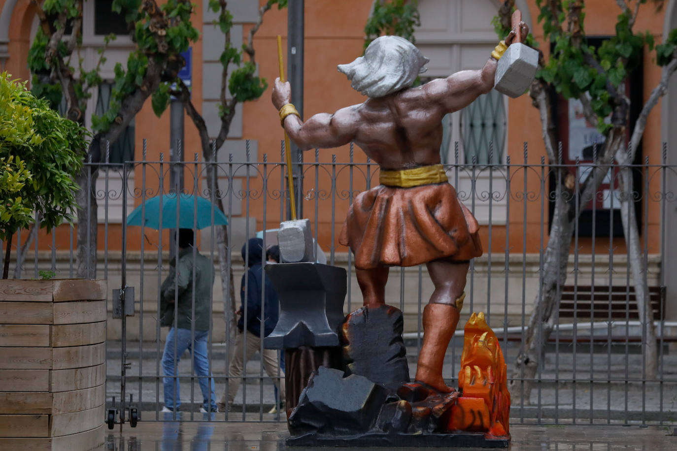 Fotos: A falta de desfiles, los símbolos del Entierro toman las calles de Murcia
