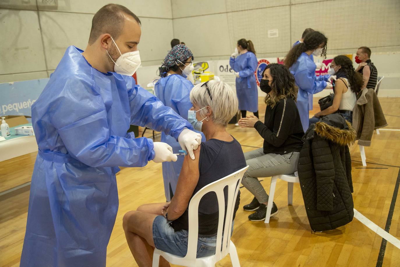 Fotos: Colas en Cartagena para vacunarse con AstraZeneca