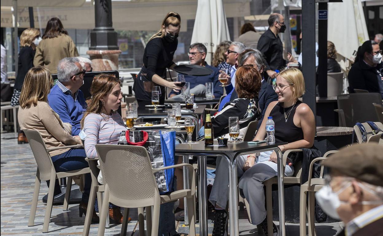 Una terraza del centro de Cartagena, la semana pasada.
