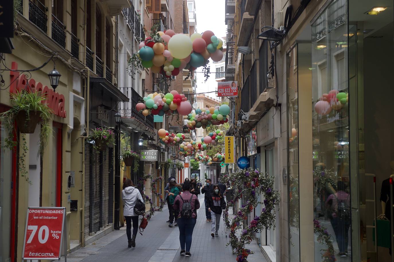 Fotos: La calle Sociedad de Murcia luce con globos de colores