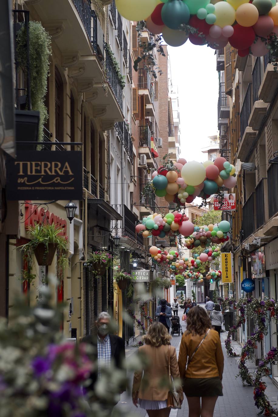 Fotos: La calle Sociedad de Murcia luce con globos de colores
