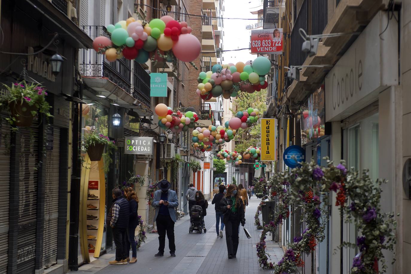 Fotos: La calle Sociedad de Murcia luce con globos de colores