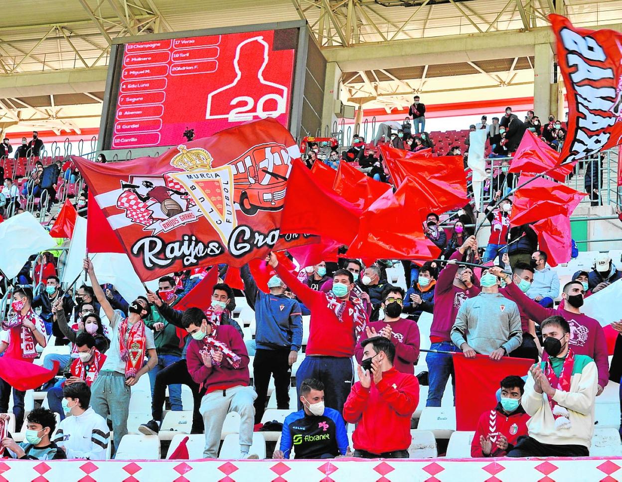 Aficionados del Real Murcia, en el fondo sur, en el último partido en casa contra El Ejido. 