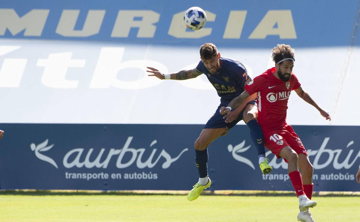 Adrián León y Fran Carnicer, luchando por un balón en la visita del Linares a La Condomina.