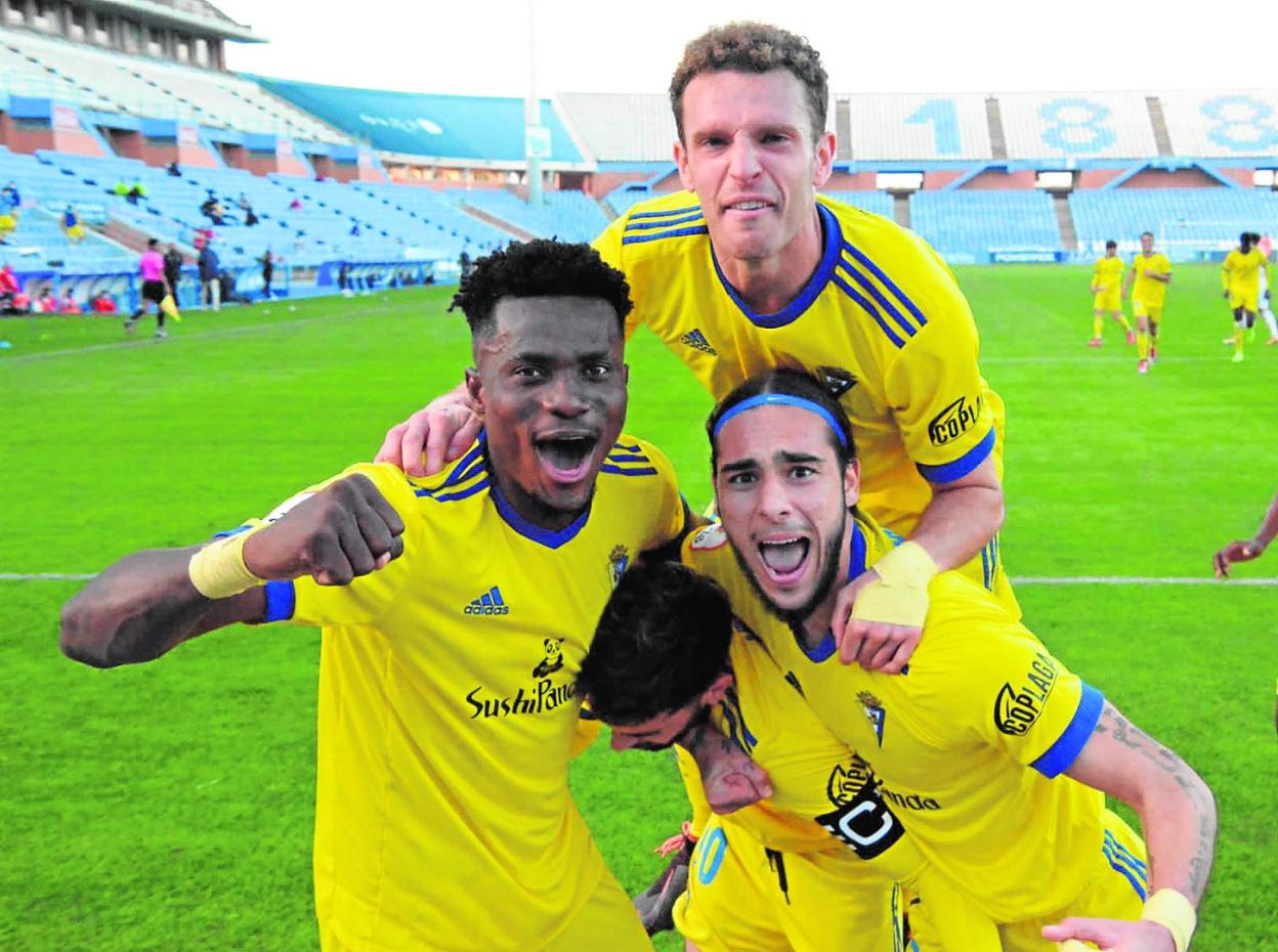 Saturday, a la izquierda, Jordi Tur y Kike Carrasco abrazan a Boselli en la victoria cadista en Huelva del pasado 18 de febrero. 