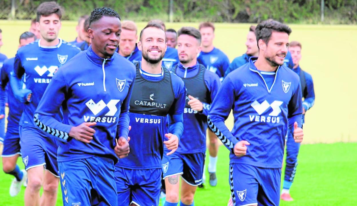 Admonio, Santi Jara y José Romera, ayer, en el último entrenamiento de la semana de los azulones en El Mayayo. 