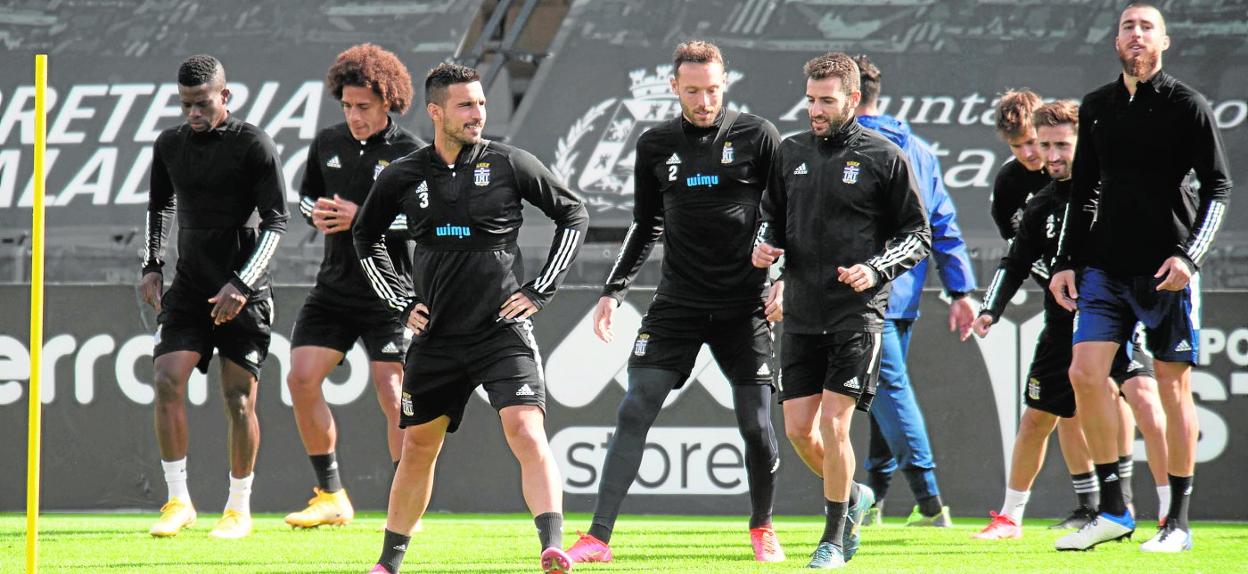 De izquierda a derecha, Azeez, Carrasquilla, Rubén Castro, Jurado, Antoñito, Nacho Gil y Andújar en uno de los ejercicios de calentamiento del entrenamiento celebrado en el Cartagonova este pasado miércoles. 