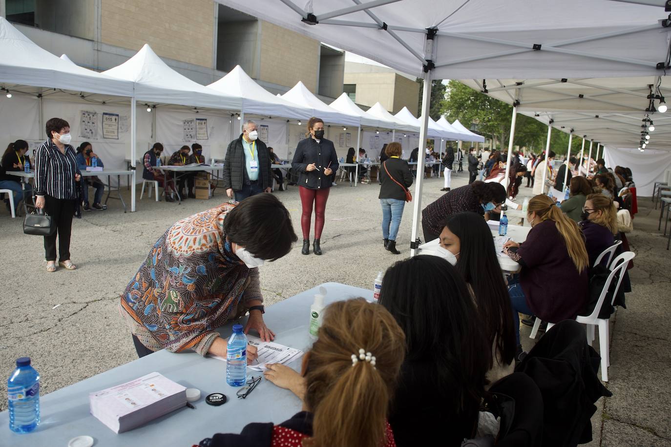 Fotos: Unos 12.000 ecuatorianos votan en la Región a su presidente