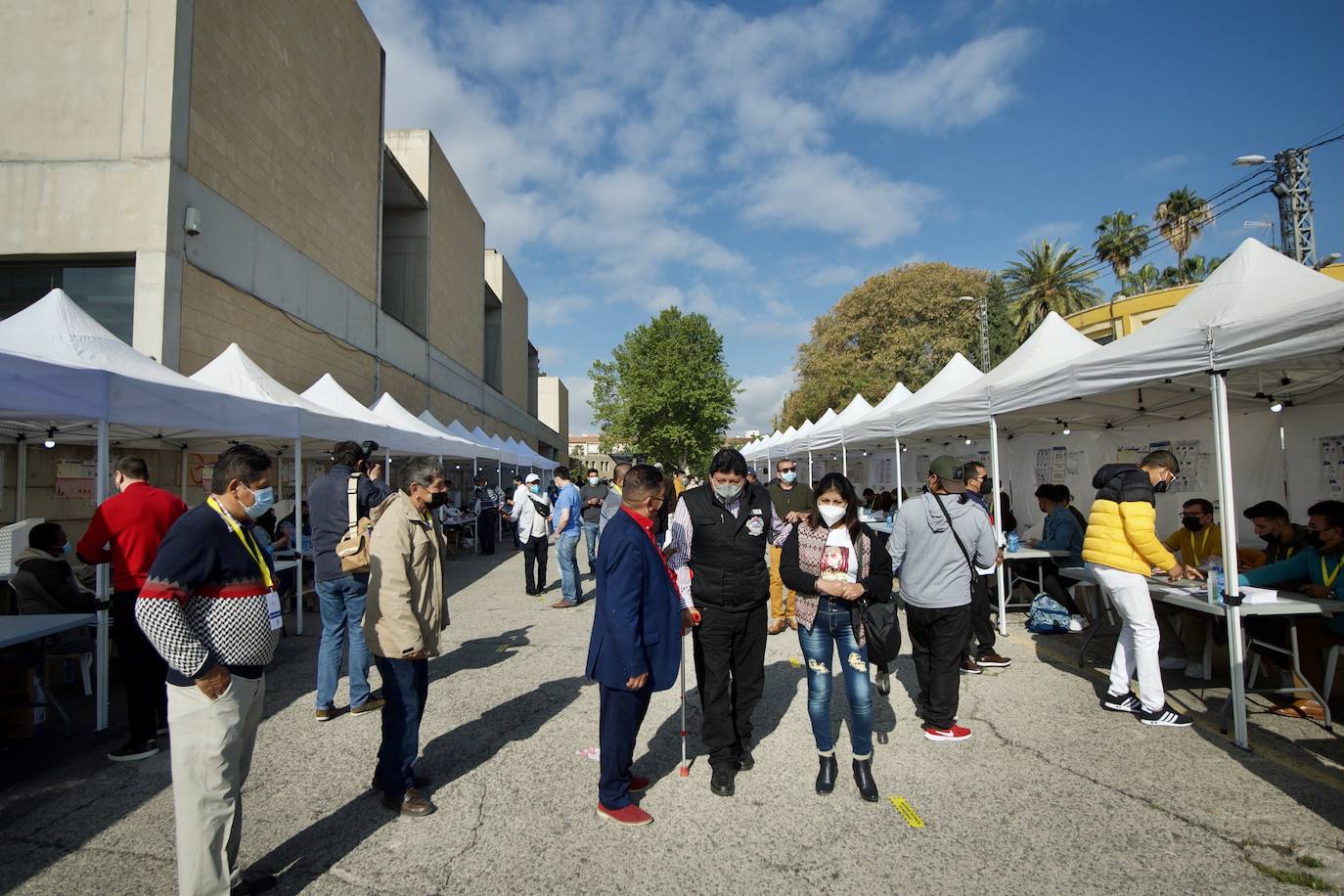 Fotos: Unos 12.000 ecuatorianos votan en la Región a su presidente