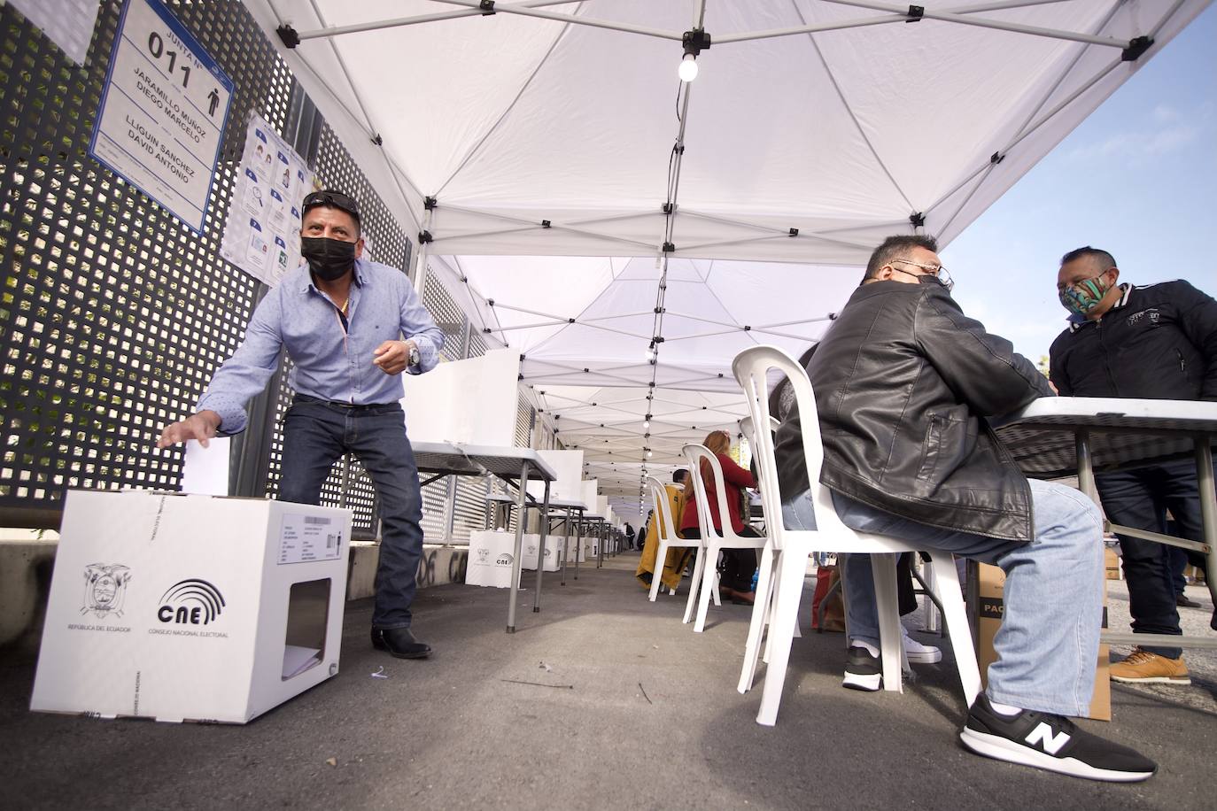 Fotos: Unos 12.000 ecuatorianos votan en la Región a su presidente