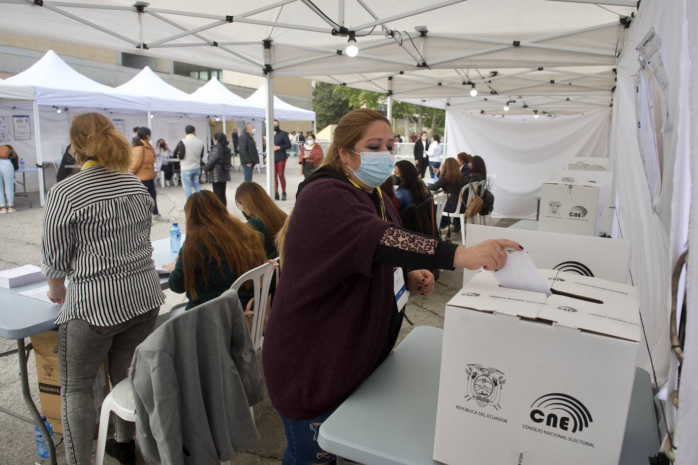 Fotos: Unos 12.000 ecuatorianos votan en la Región a su presidente