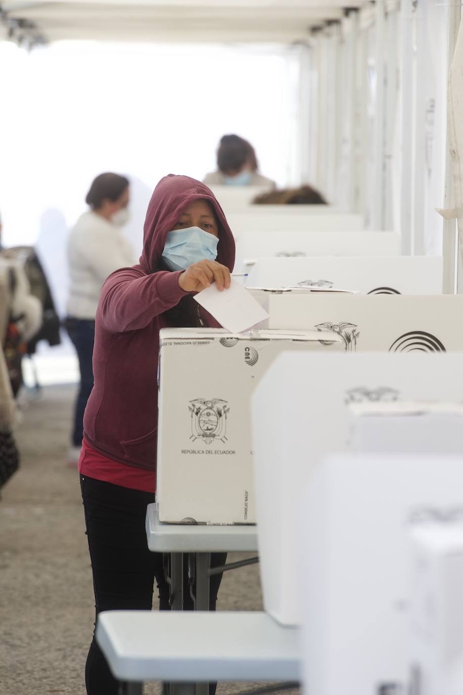 Fotos: Unos 12.000 ecuatorianos votan en la Región a su presidente