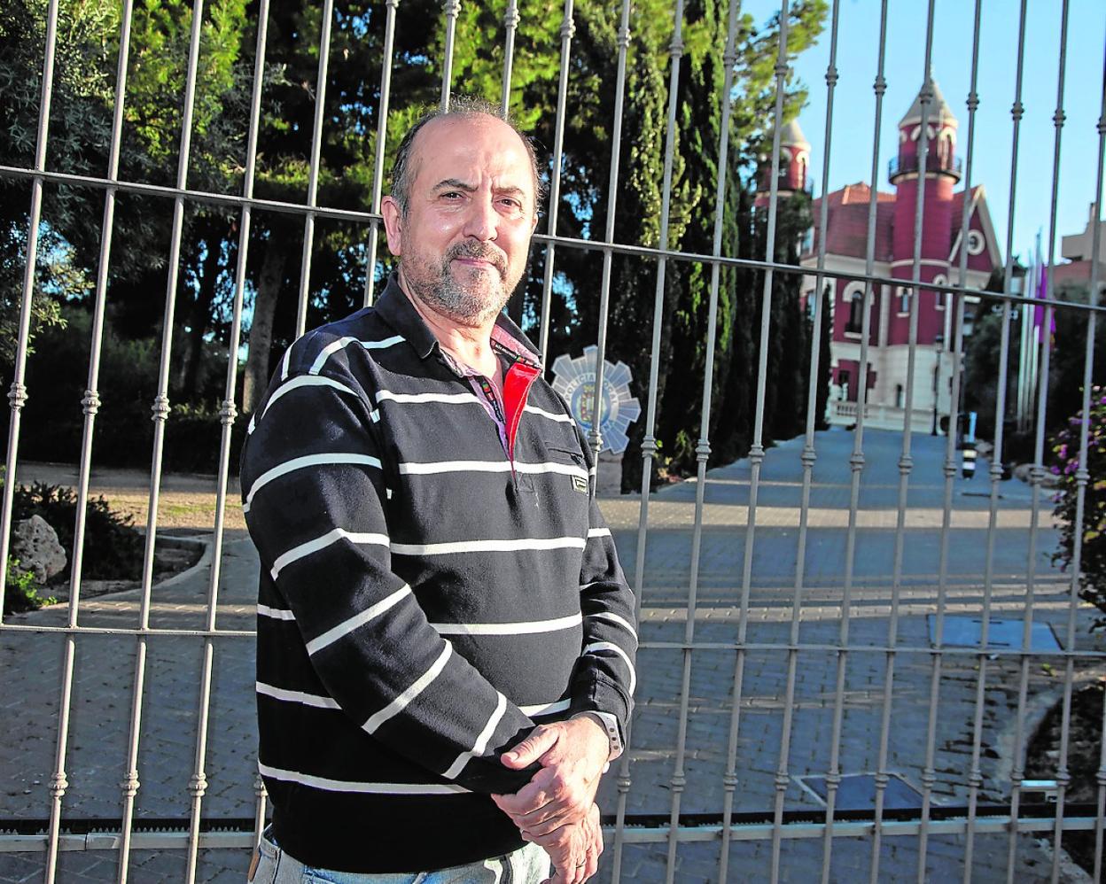 Ángel Mario Ros Sánchez, ante la valla que delimita el Castillito de Los Dolores. 