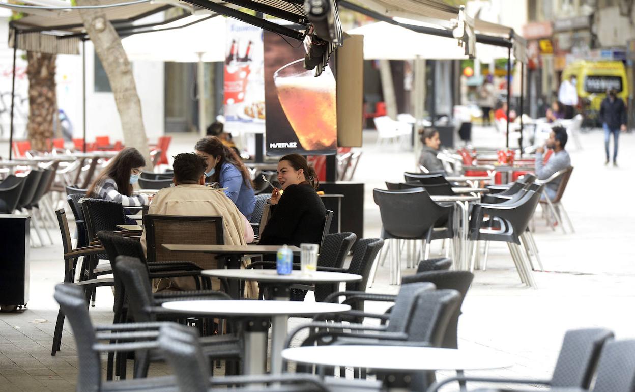 Clientes en una terraza de Murcia, ayer por la mañana. 