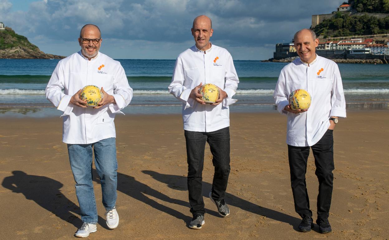 Jordi Vila (Alkimia), Aitor Arregi (Elkano) y Paco Pérez (Miramar), en la playa de la Concha. 