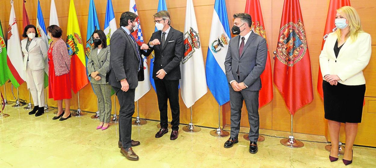 Fernando López Miras saluda a Luis Alberto Marín en presencia de Margarita López-Acosta, María Luisa López, Ana López, Juan Antonio Lorca y Raquel Cancela (de izquierda a derecha), ayer en el palacio de San Esteban de Murcia. 