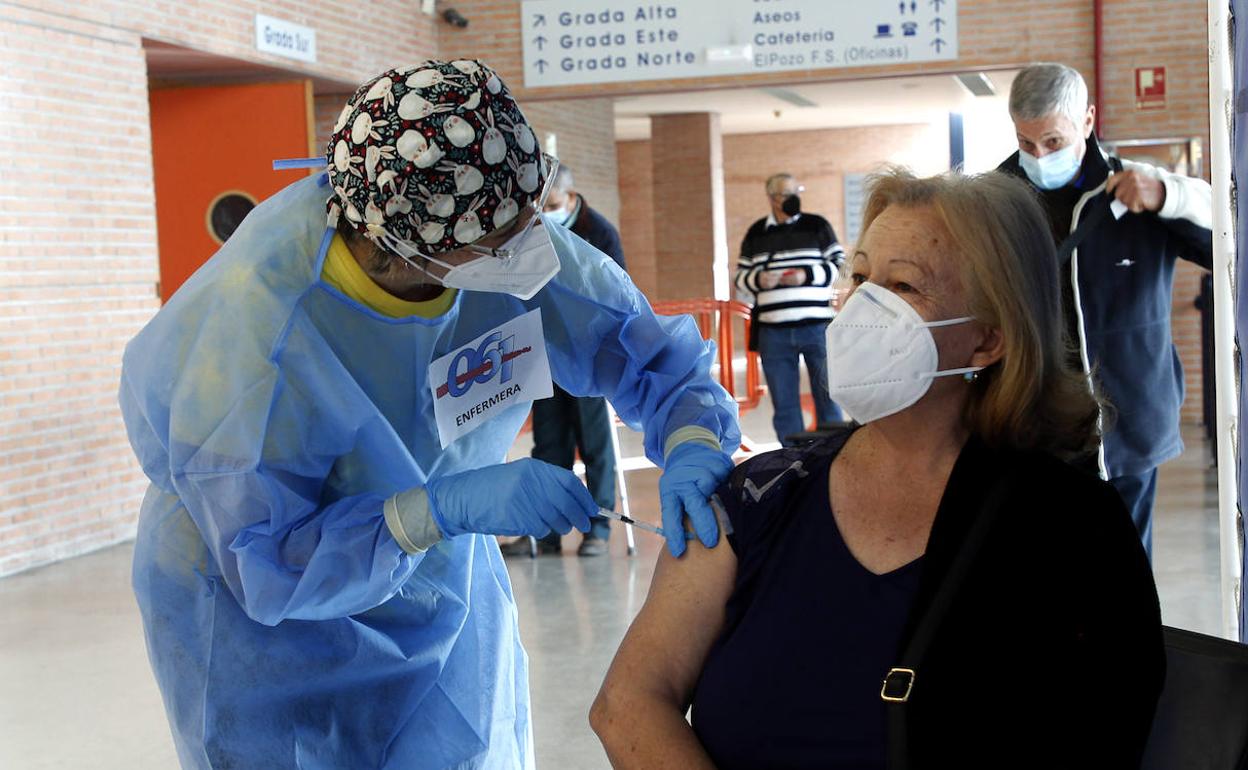 Una sanitaria pone una vacuna en el Palacio de los Deportes de Murcia, en una imagen de archivo. 