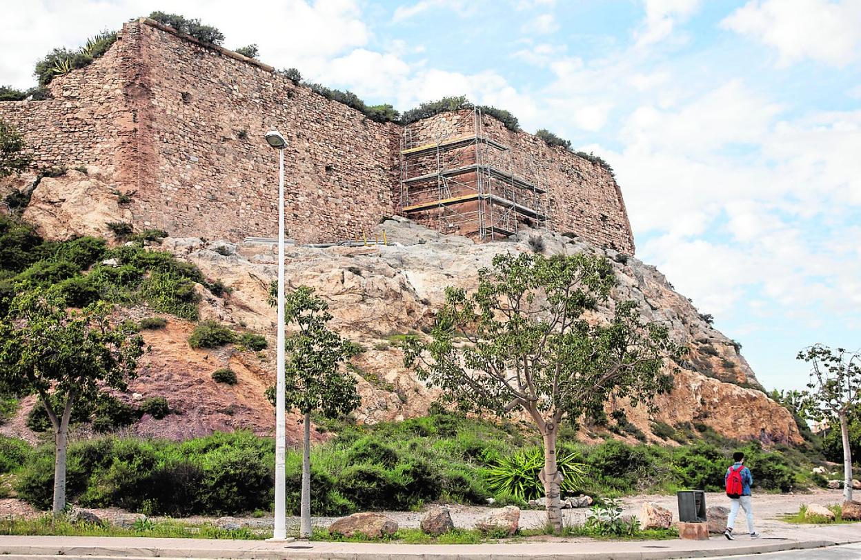 Los andamios instalados en uno de los muros del Fuerte de Despeñaperros. 