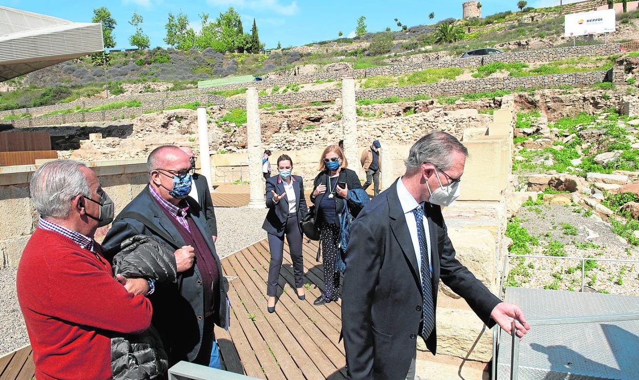 Ana Belén Castejón, en el centro de la imagen, muestra el Foro Romano a Pilar Barrero, junto a arqueólogos municipales y técnicos del Ministerio de Cultura. 