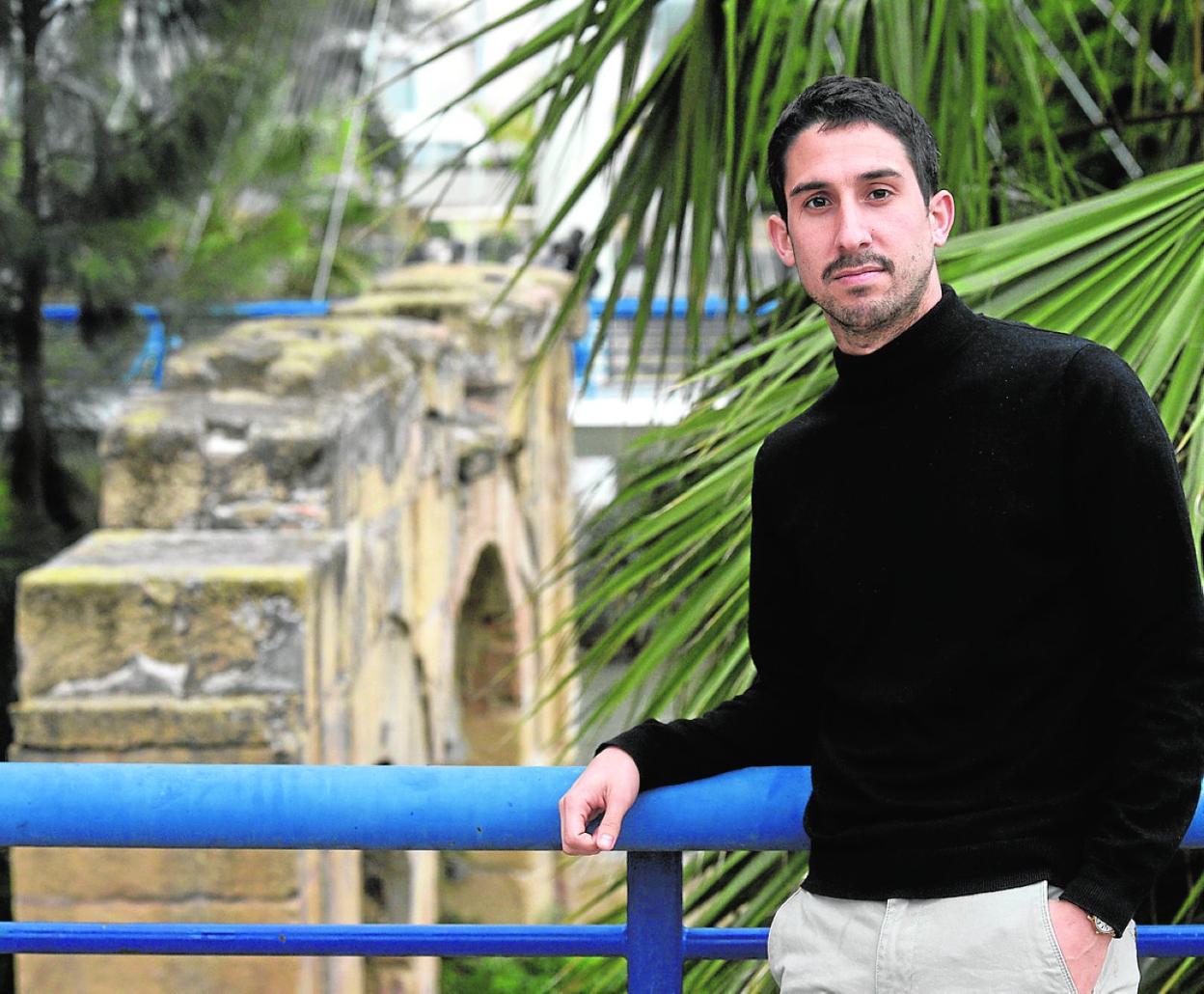 Luis Escavy en los restos del molino de los Álamos, en el cauce del río Segura, en Murcia. 