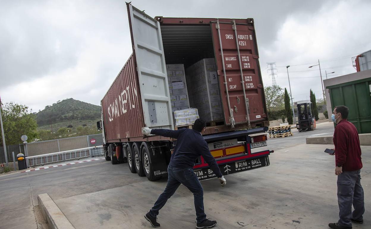 Un camión con productos preparados para ser exportados, en una imagen de archivo.