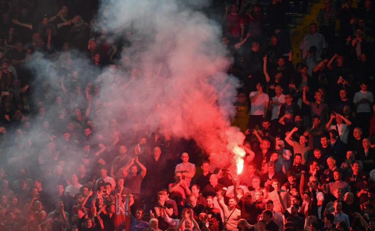 Aficionados del Liverpool, en los alrededores de Anfield para recibir al Madrid y a su equipo. 