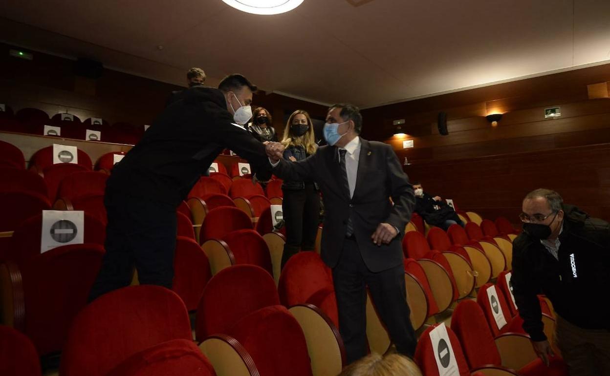 Reunión del alcalde de Murcia y dos concejales con representantes de los sindicatos en el Moneo. 