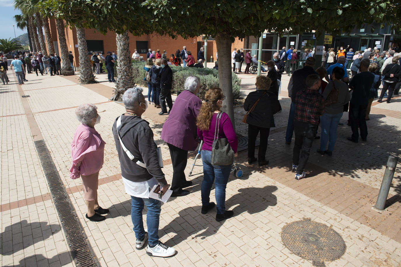 Fotos: Cunde el malestar entre los mayores de Cartagena por las colas y largas esperas para la vacuna