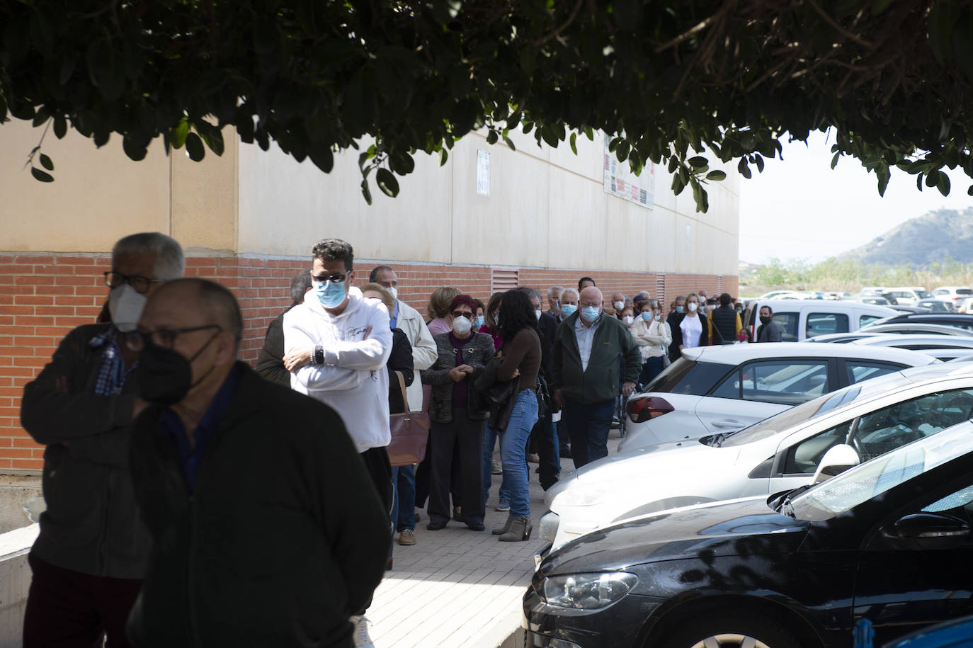 Fotos: Cunde el malestar entre los mayores de Cartagena por las colas y largas esperas para la vacuna