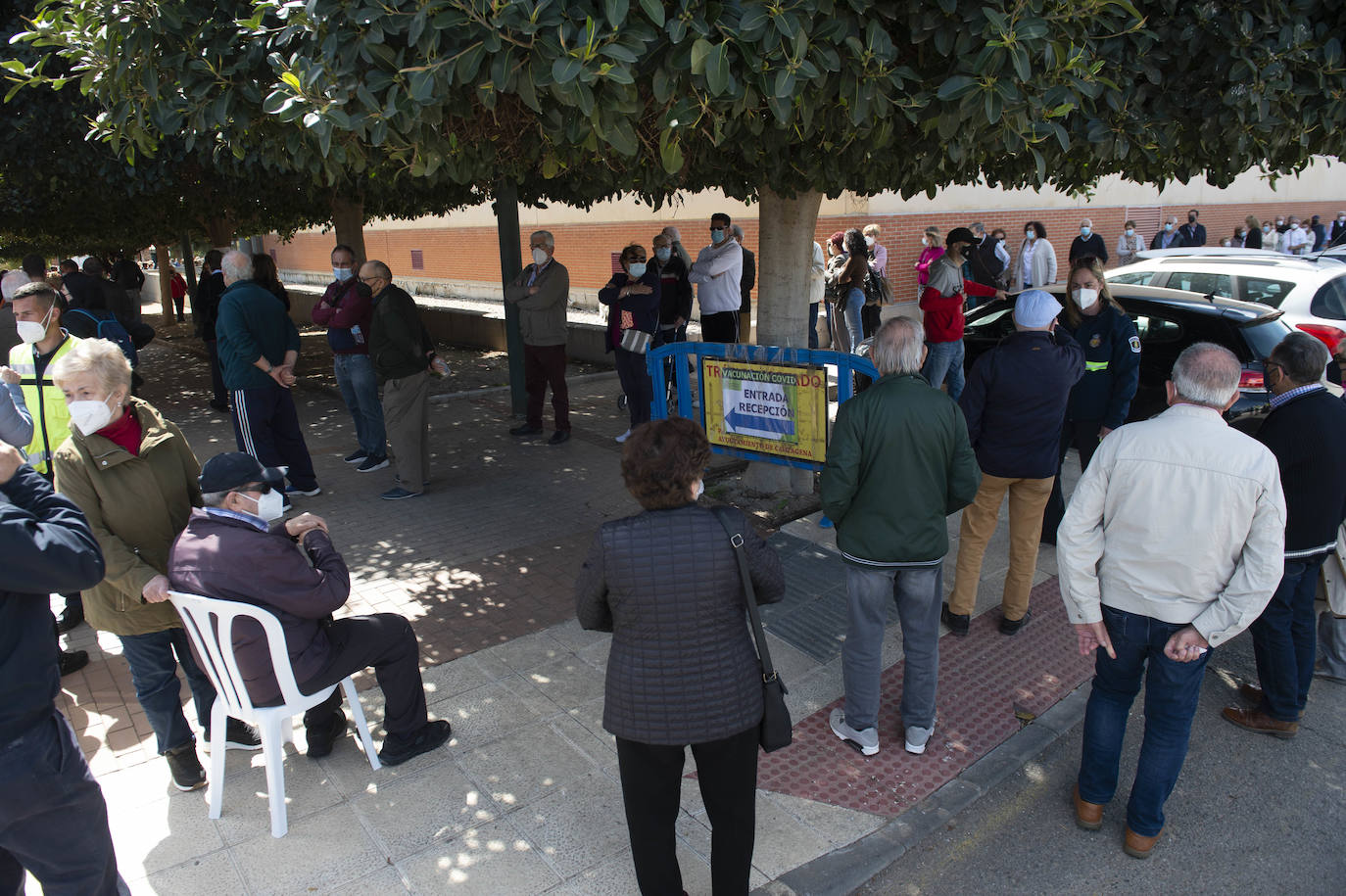 Fotos: Cunde el malestar entre los mayores de Cartagena por las colas y largas esperas para la vacuna