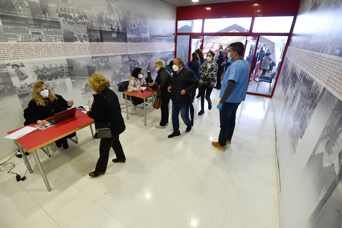 Fotos: Vacunaciones masivas contra el coronavirus en el Enrique Roca de Murcia