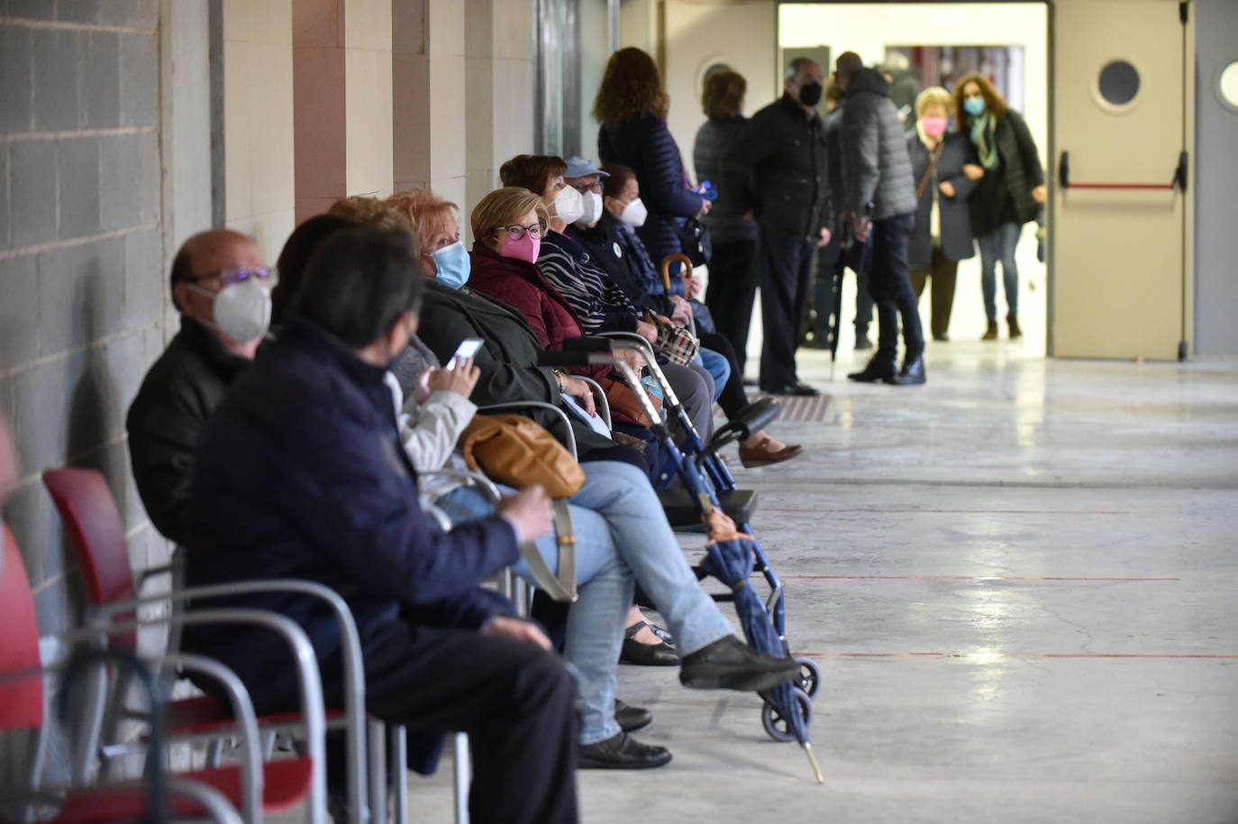 Fotos: Vacunaciones masivas contra el coronavirus en el Enrique Roca de Murcia