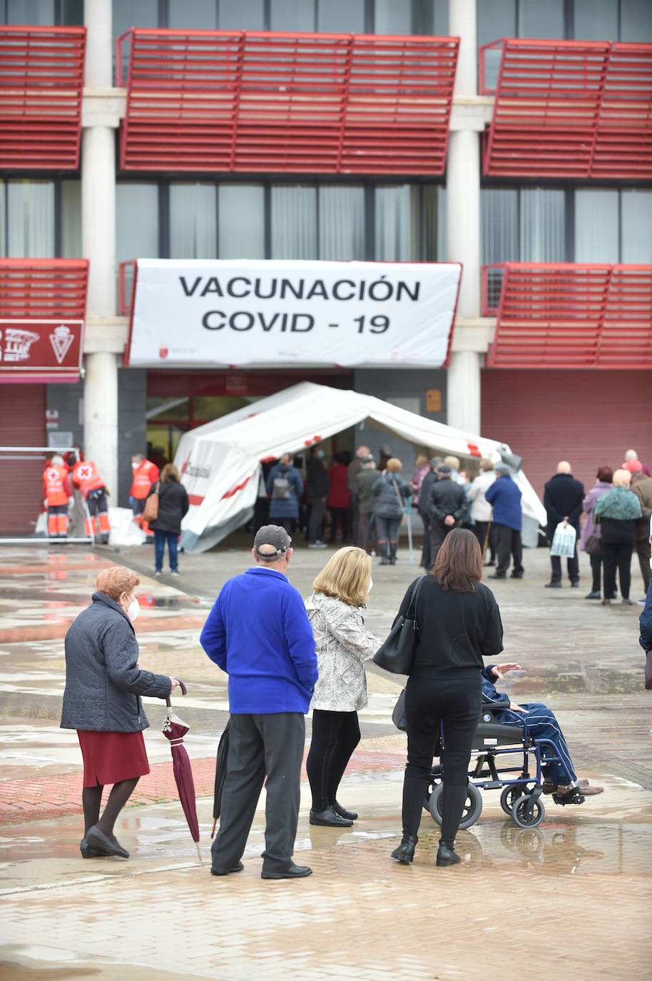 Fotos: Vacunaciones masivas contra el coronavirus en el Enrique Roca de Murcia