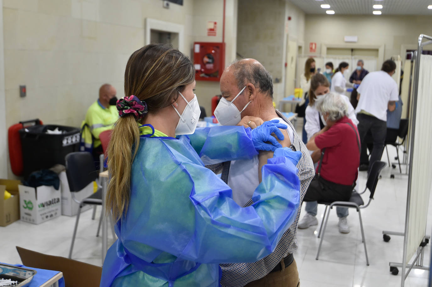 Fotos: Vacunaciones masivas contra el coronavirus en el Enrique Roca de Murcia