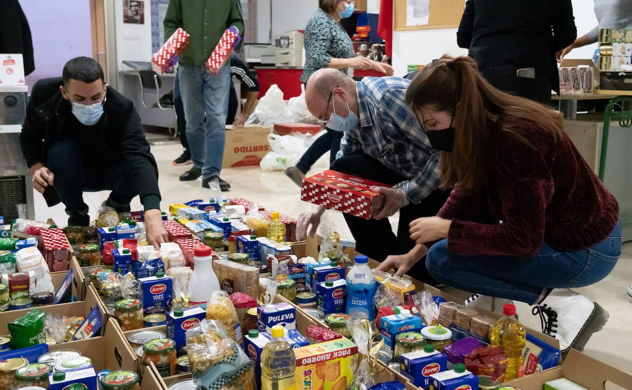 Preparación de lotes para el reparto de alimentos, en una imagen de archivo.