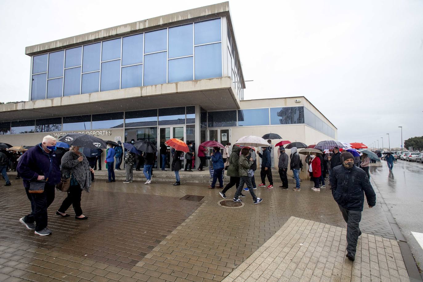 Fotos: La vacunación contra la Covid-19 congrega a 4.000 personas en el pabellón de Torre Pacheco