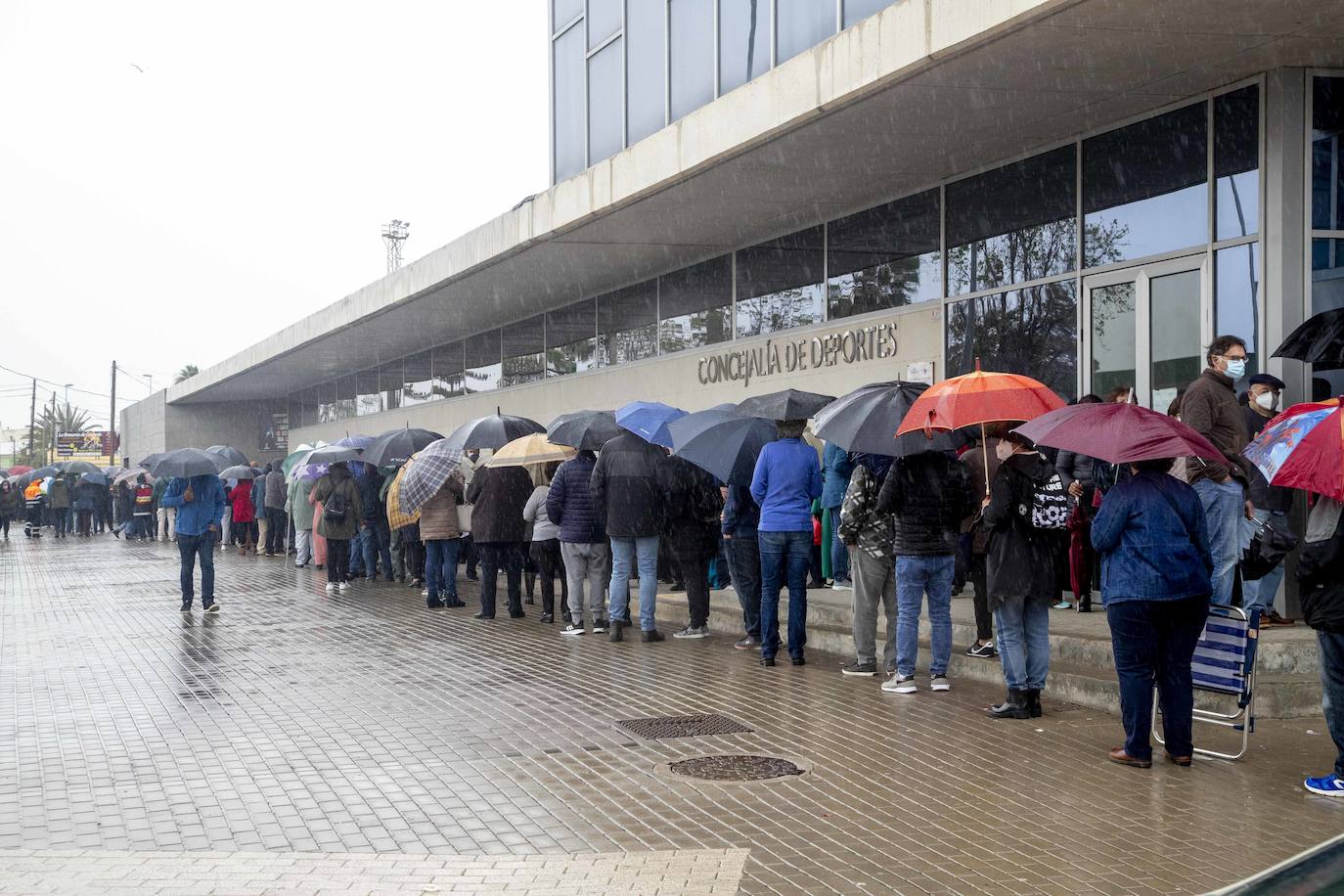 Fotos: La vacunación contra la Covid-19 congrega a 4.000 personas en el pabellón de Torre Pacheco